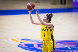 Competing with her sisters in their backyard during the COVID-19 pandemic, Sophie Burrows developed new skills that have helped her become one of SU’s women’s basketball’s recruits.