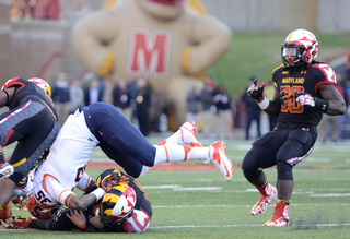 Dyshawn Davis pounces onto a Maryland player. 